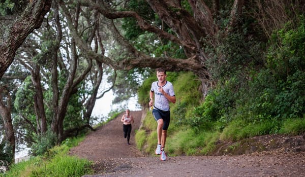 Jack Moody e Nicole Van Der Kaay triunfam no histórico Tauranga Half 2026